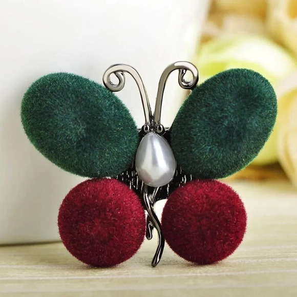 Vazira Queen Jewelry - Plush Butterfly Brooch with a Pearl